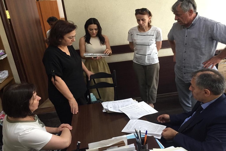Абдурахман Махмудов провел выездное совещание по вопросам профилактики кори в Каспийске